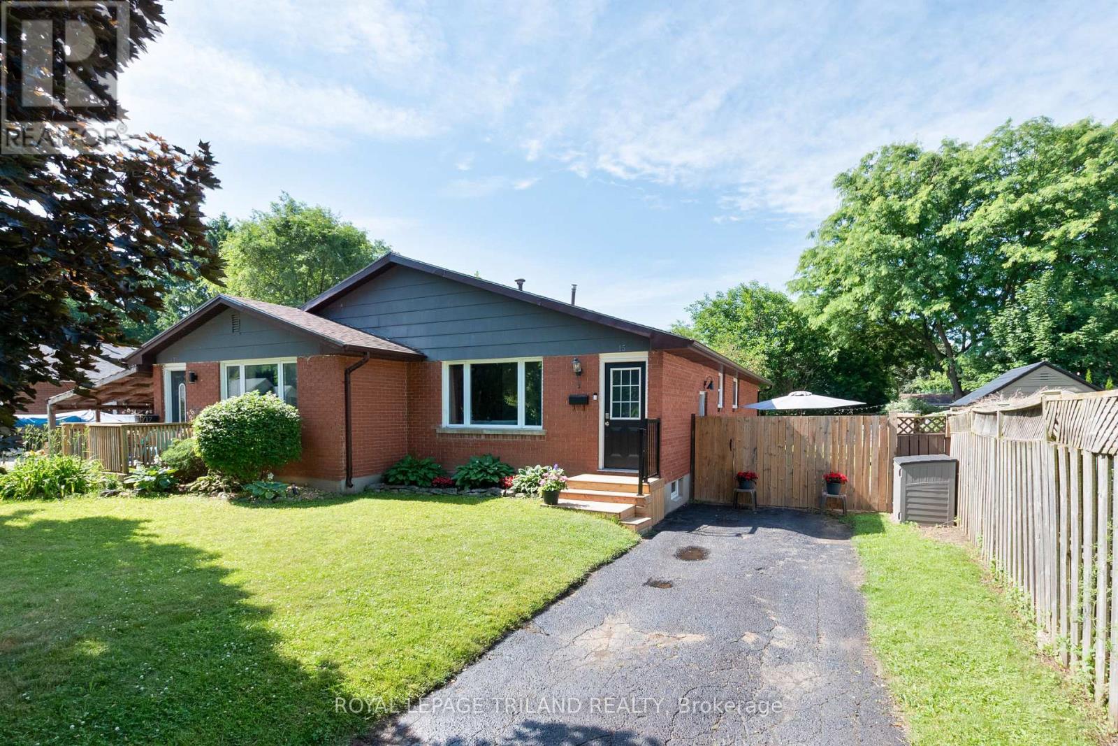 15 MOHEGAN CRESCENT, London East, Ontario