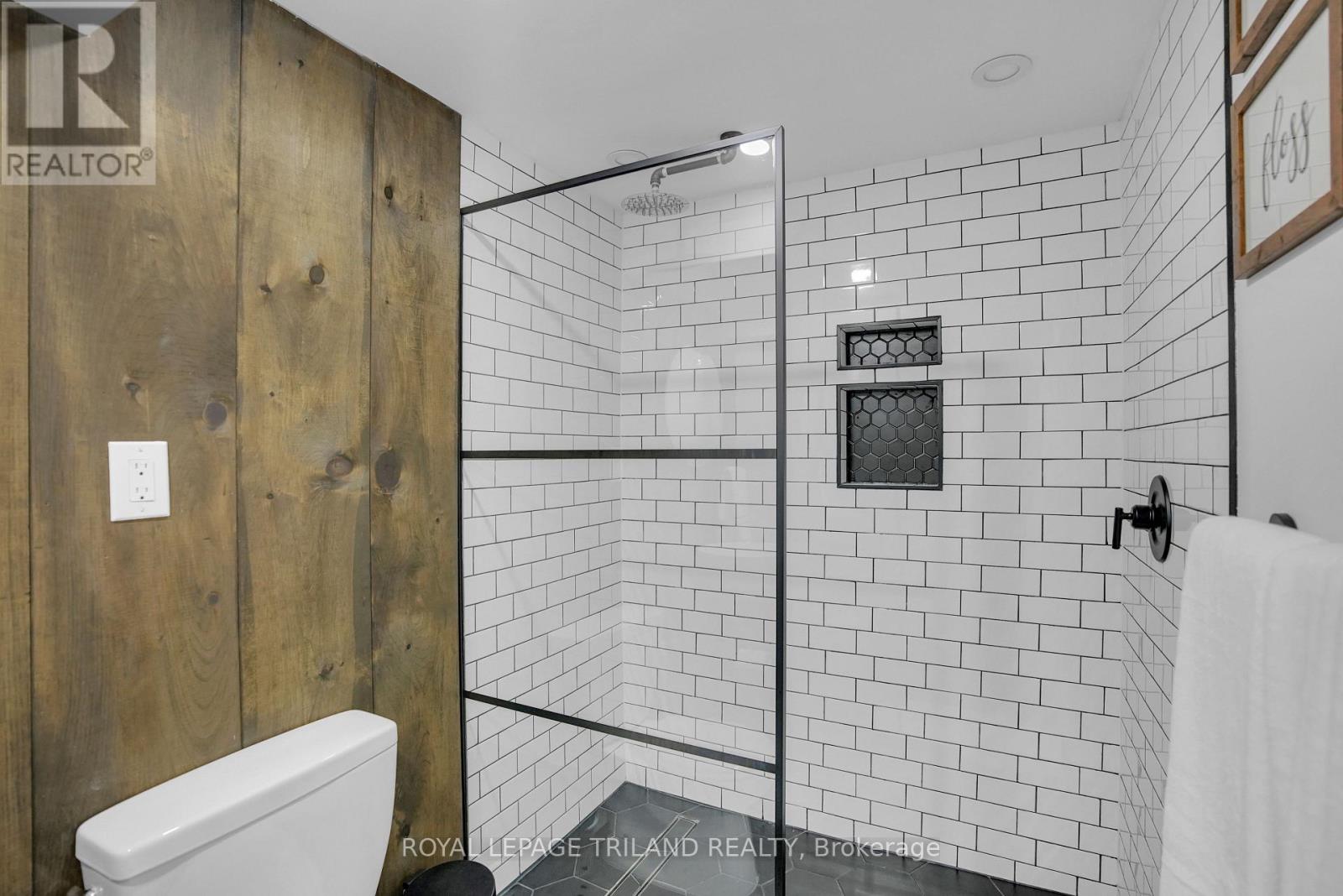 15 Mohegan Crescent, London East, Ontario  N5V 2X7 - Photo 32 - X12447622