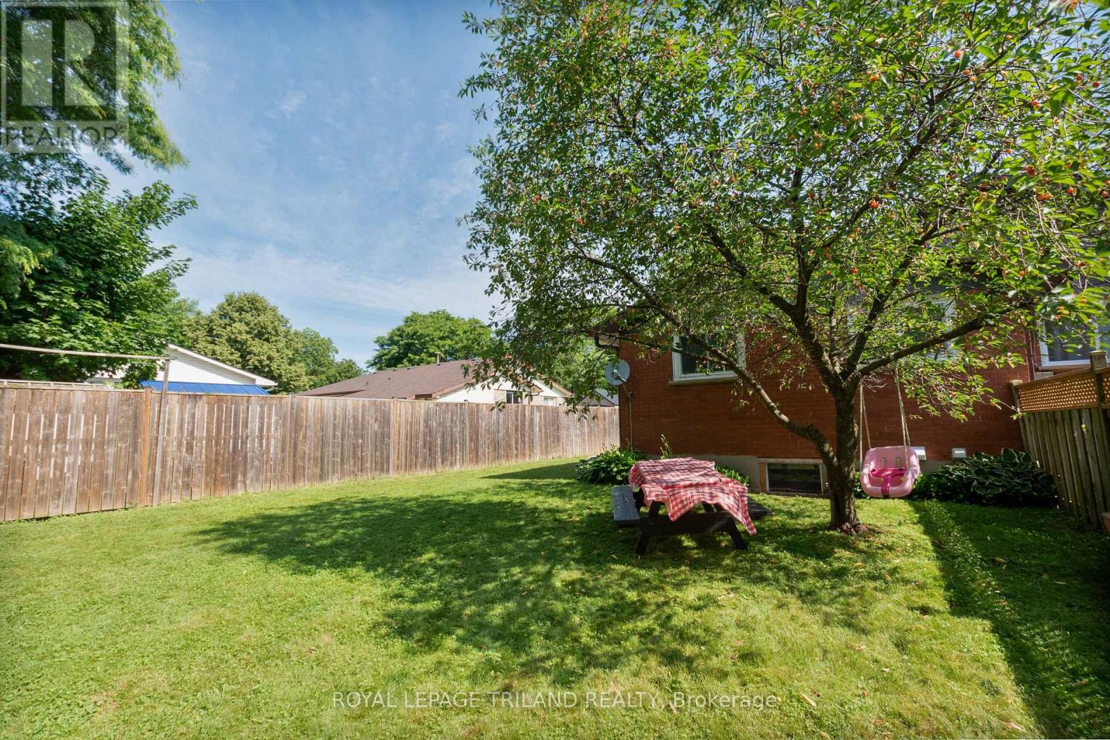 15 Mohegan Crescent, London East, Ontario  N5V 2X7 - Photo 43 - X12447622