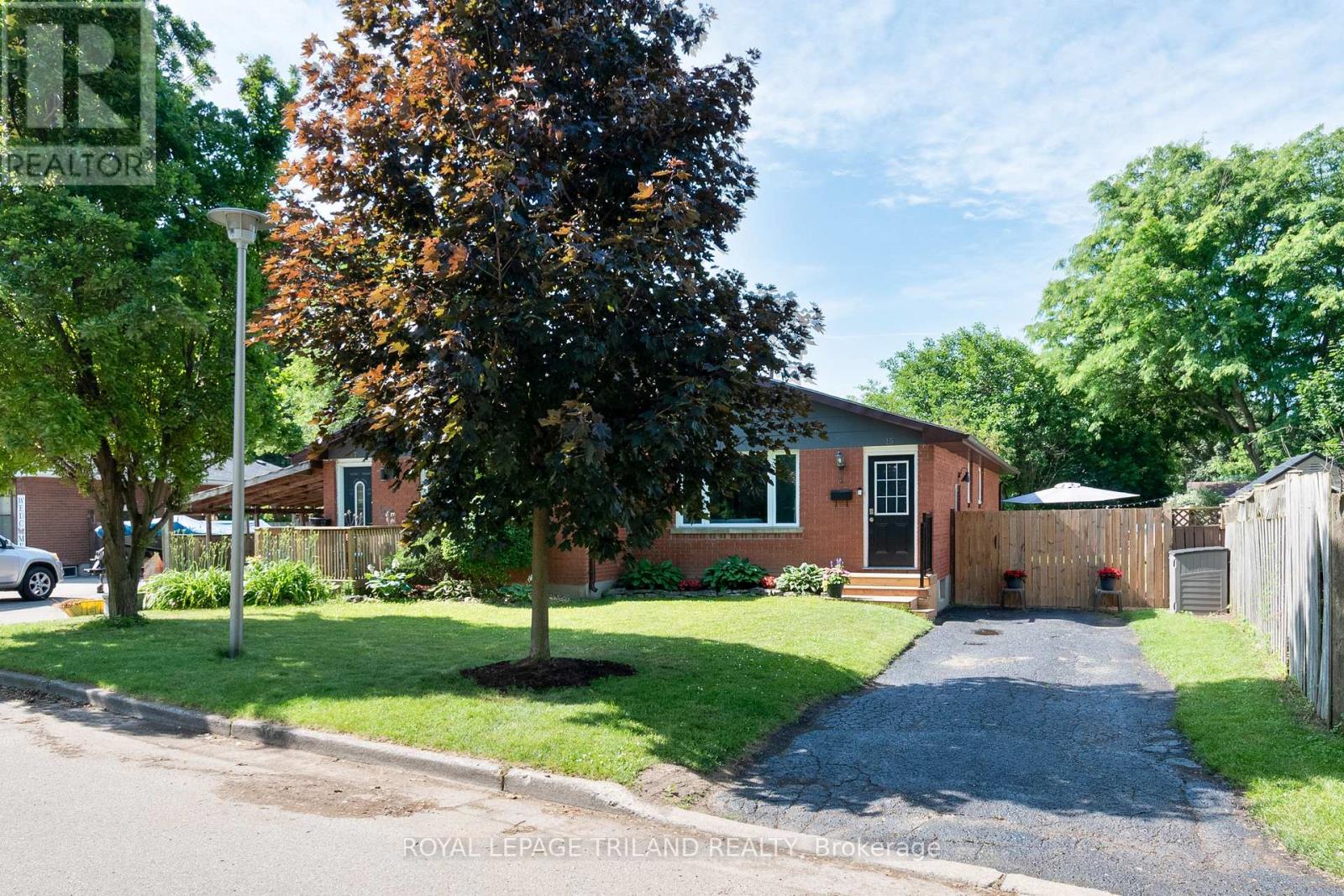 15 Mohegan Crescent, London East, Ontario  N5V 2X7 - Photo 5 - X12447622
