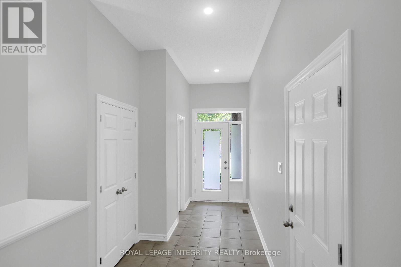 105 Shepody Circle, Ottawa, Ontario  K1T 4H9 - Photo 3 - X12447621