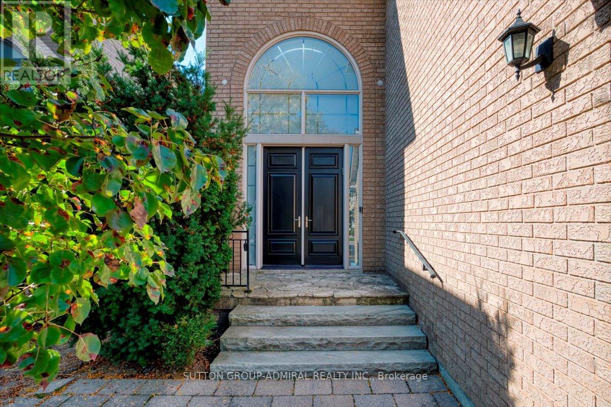 108 Macarthur Drive, Vaughan (Beverley Glen), Ontario  L4J 8J6 - Photo 8 - N12447514