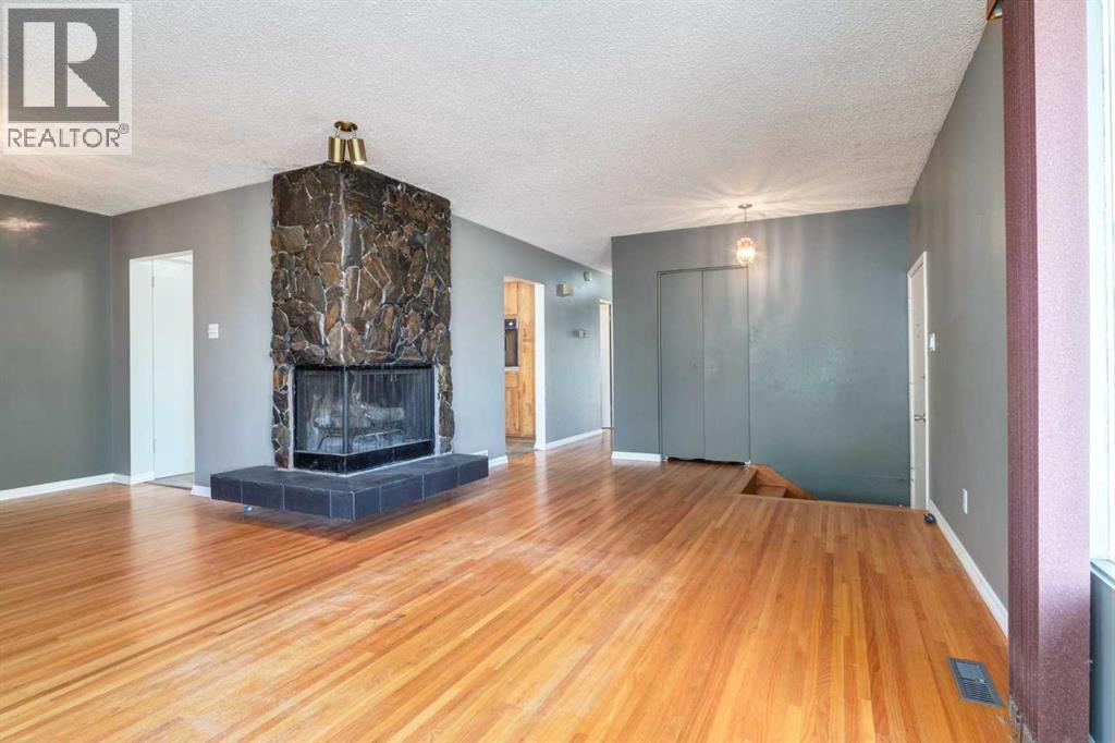 244 Maple Court Crescent Se, Calgary, Alberta  T2J 1V7 - Photo 4 - A2262442
