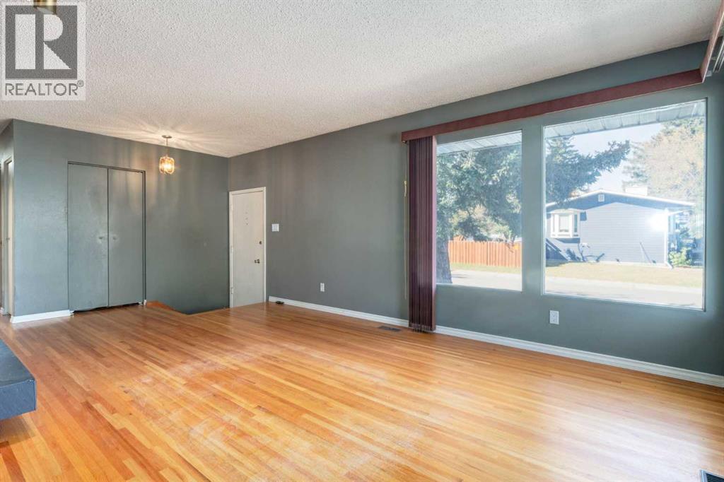 244 Maple Court Crescent Se, Calgary, Alberta  T2J 1V7 - Photo 5 - A2262442