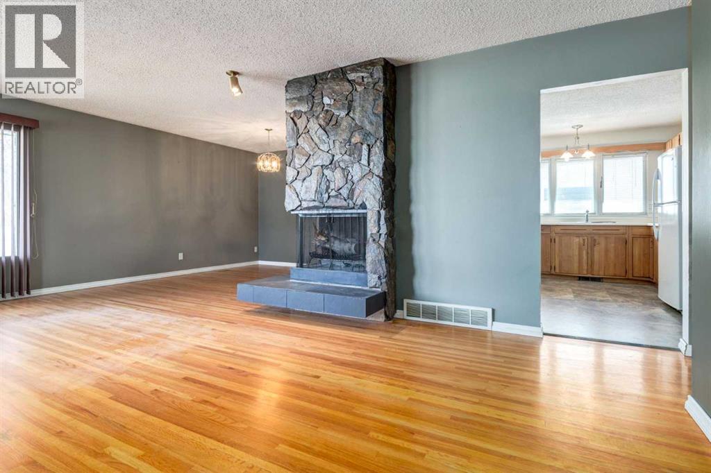 244 Maple Court Crescent Se, Calgary, Alberta  T2J 1V7 - Photo 6 - A2262442