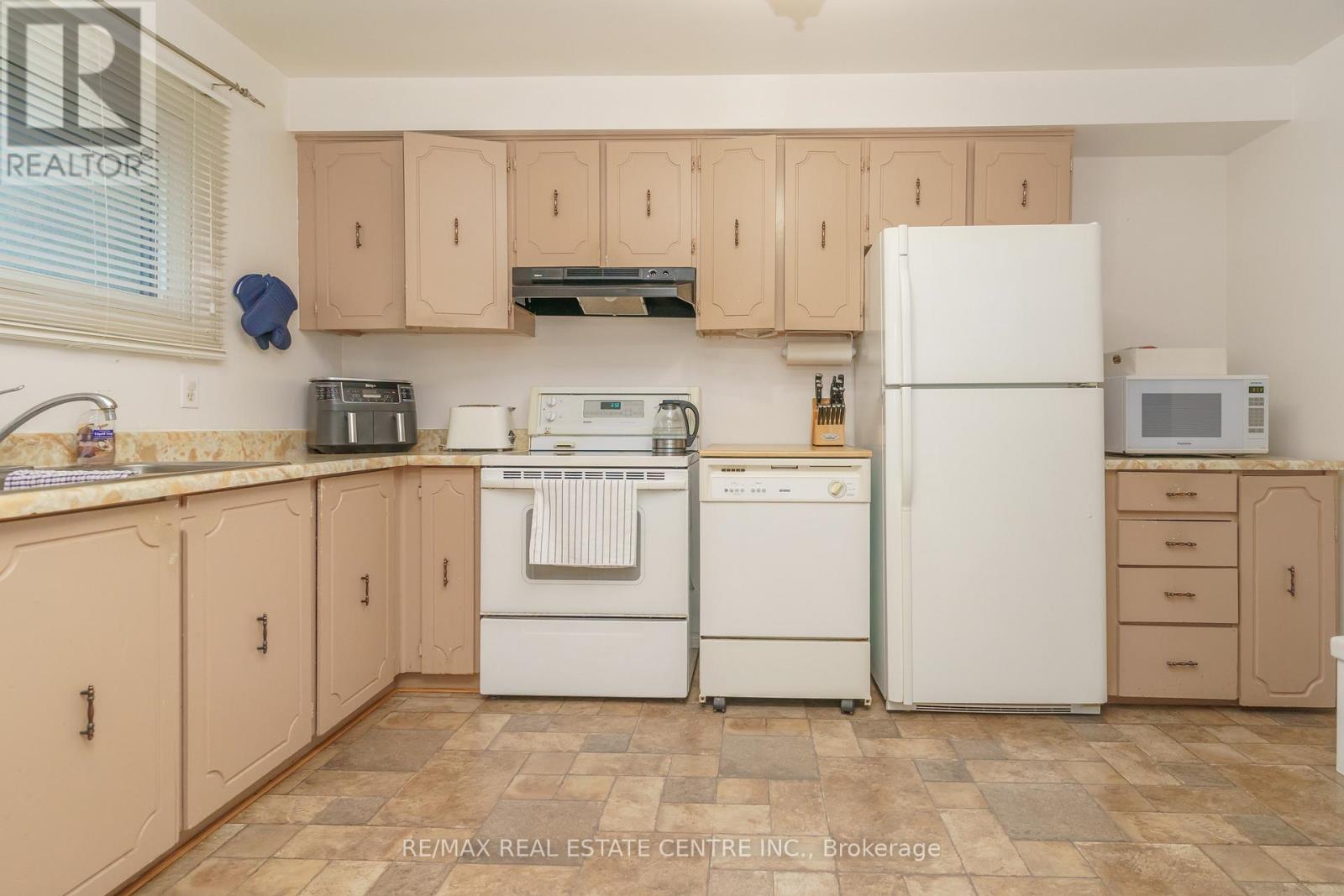 143 - 143 Ashton Crescent, Brampton (Central Park), Ontario  L6S 3J9 - Photo 10 - W12447527