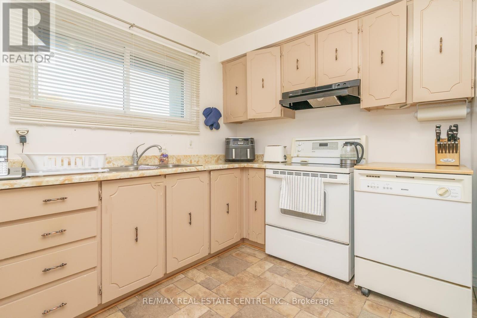 143 - 143 Ashton Crescent, Brampton (Central Park), Ontario  L6S 3J9 - Photo 11 - W12447527