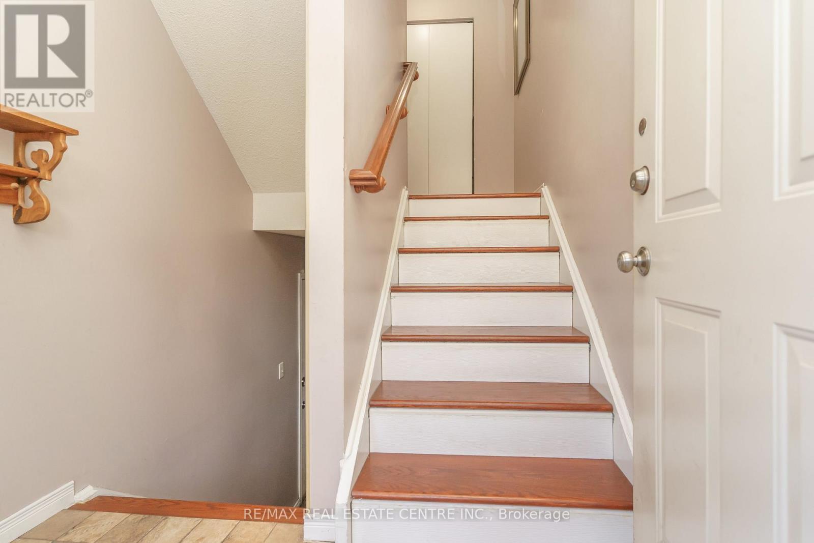 143 - 143 Ashton Crescent, Brampton (Central Park), Ontario  L6S 3J9 - Photo 2 - W12447527