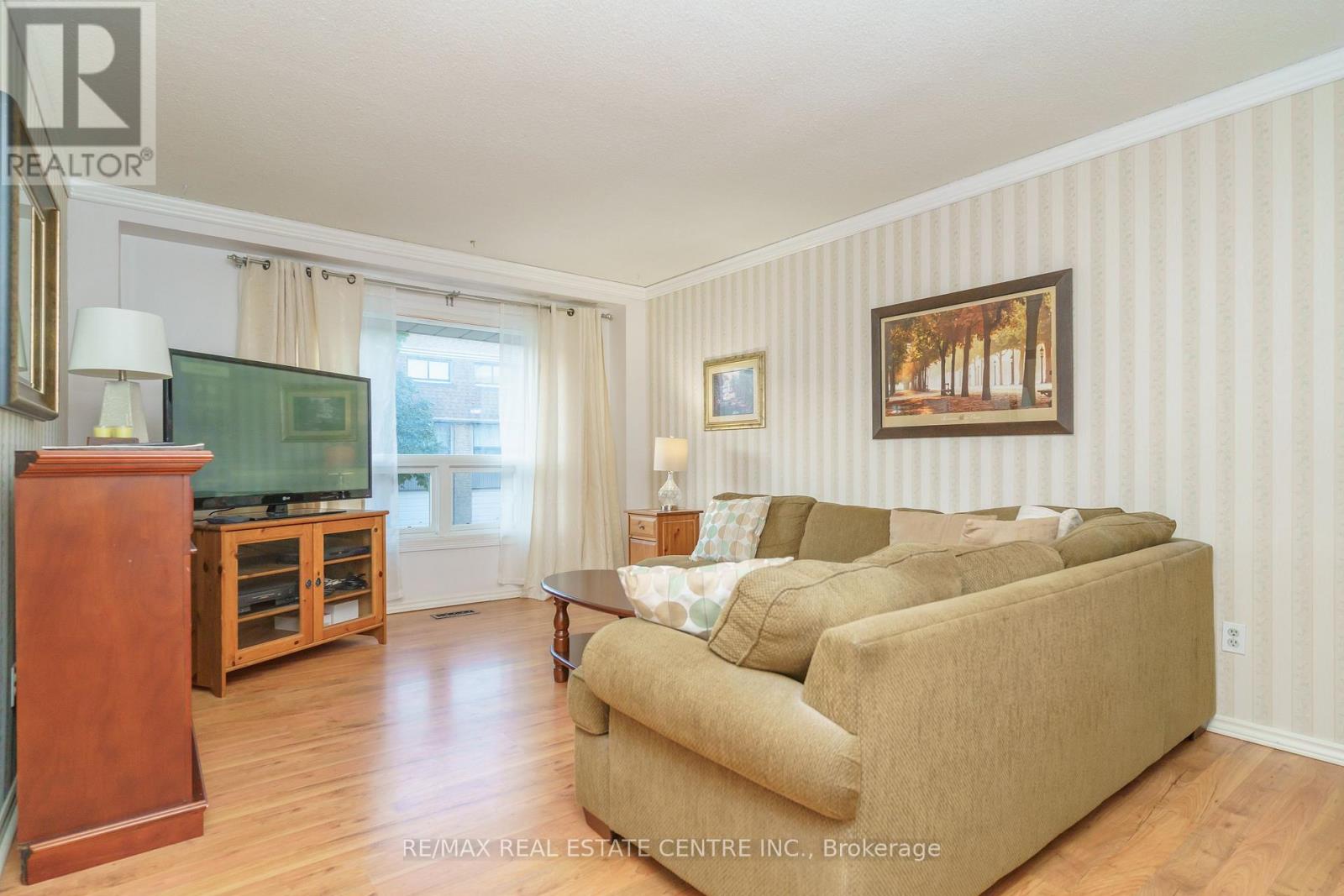 143 - 143 Ashton Crescent, Brampton (Central Park), Ontario  L6S 3J9 - Photo 4 - W12447527