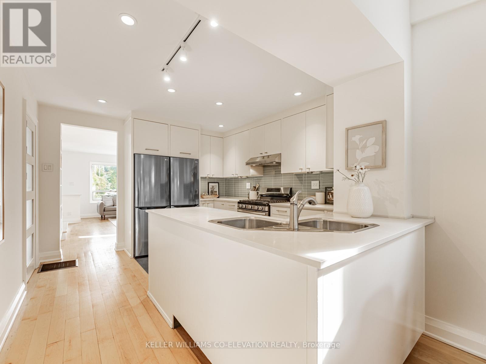 54 Pasadena Gardens, Toronto (Lambton Baby Point), Ontario  M6S 4R5 - Photo 12 - W12447562