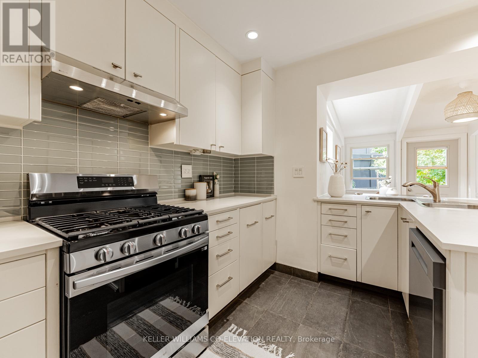 54 Pasadena Gardens, Toronto (Lambton Baby Point), Ontario  M6S 4R5 - Photo 14 - W12447562