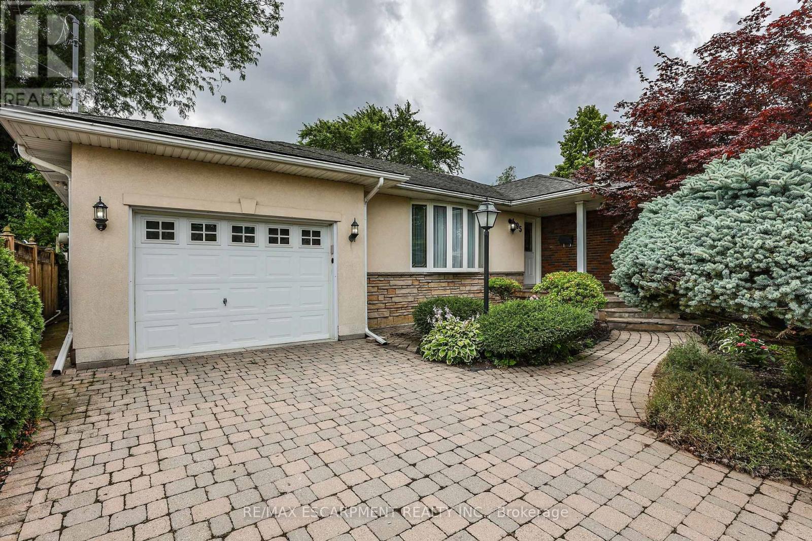 95 Mountain Avenue N, Hamilton (Stoney Creek), Ontario  L8G 3P6 - Photo 2 - X12447538