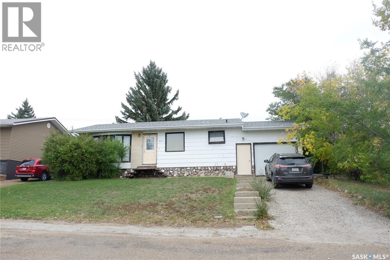 301 2nd Avenue S, Rockglen, Saskatchewan  S0H 3R0 - Photo 1 - SK020144