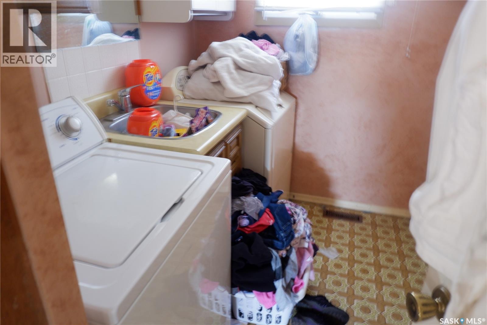 301 2nd Avenue S, Rockglen, Saskatchewan  S0H 3R0 - Photo 16 - SK020144