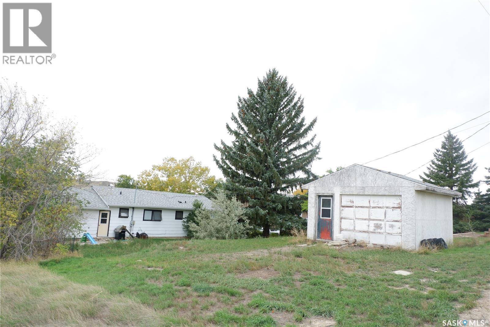 301 2nd Avenue S, Rockglen, Saskatchewan  S0H 3R0 - Photo 2 - SK020144