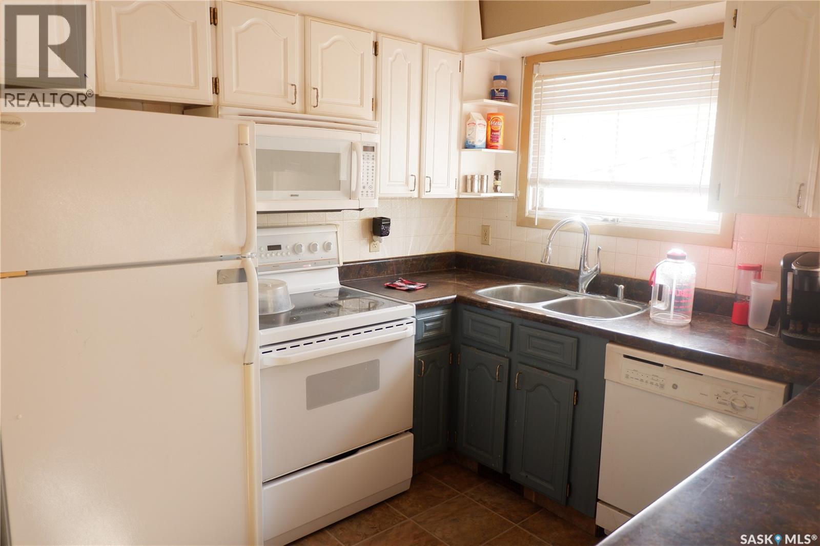 301 2nd Avenue S, Rockglen, Saskatchewan  S0H 3R0 - Photo 3 - SK020144