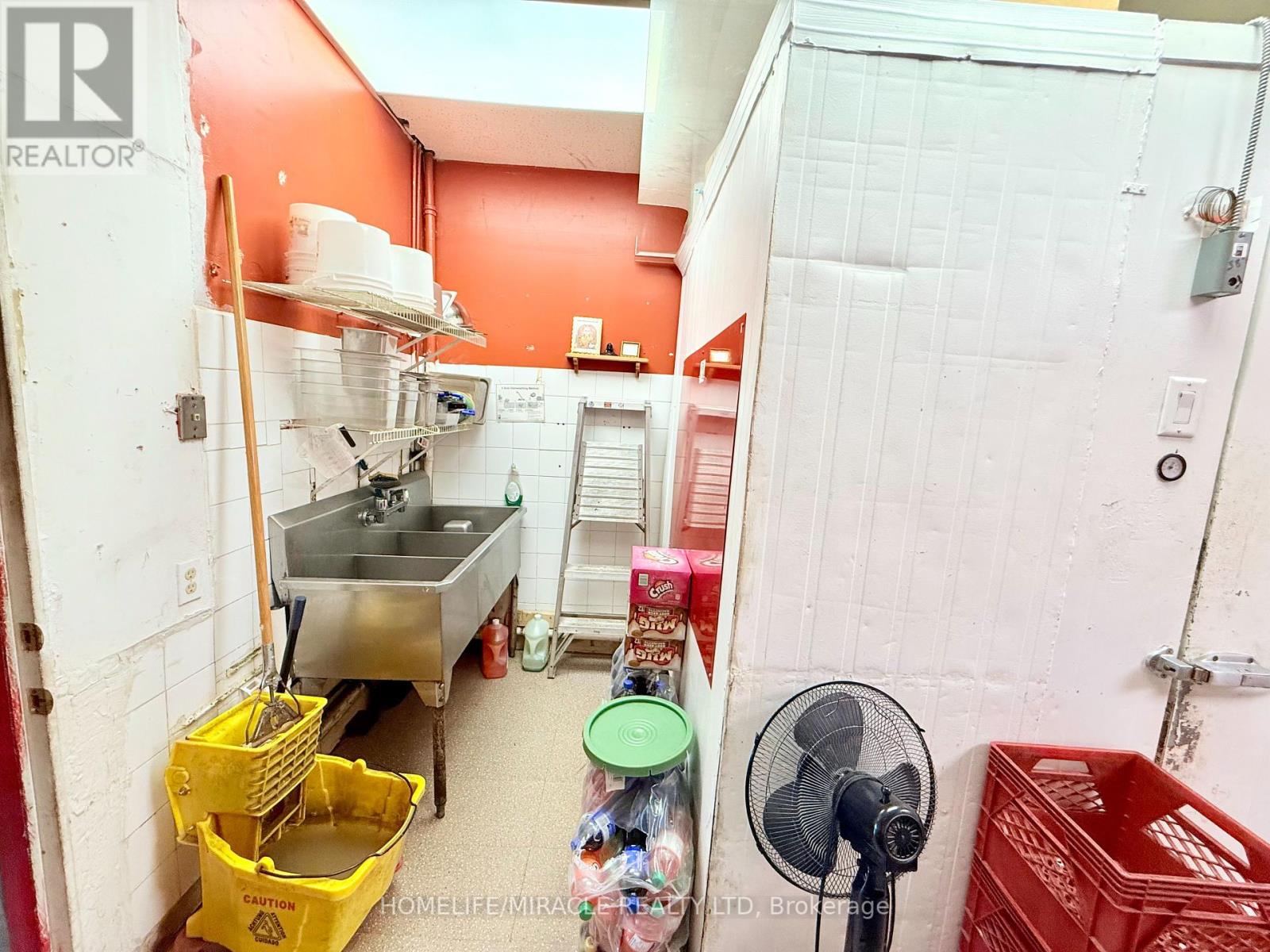 3 Harwood Avenue S, Ajax (Central), Ontario  L1S 2C1 - Photo 6 - E12447686
