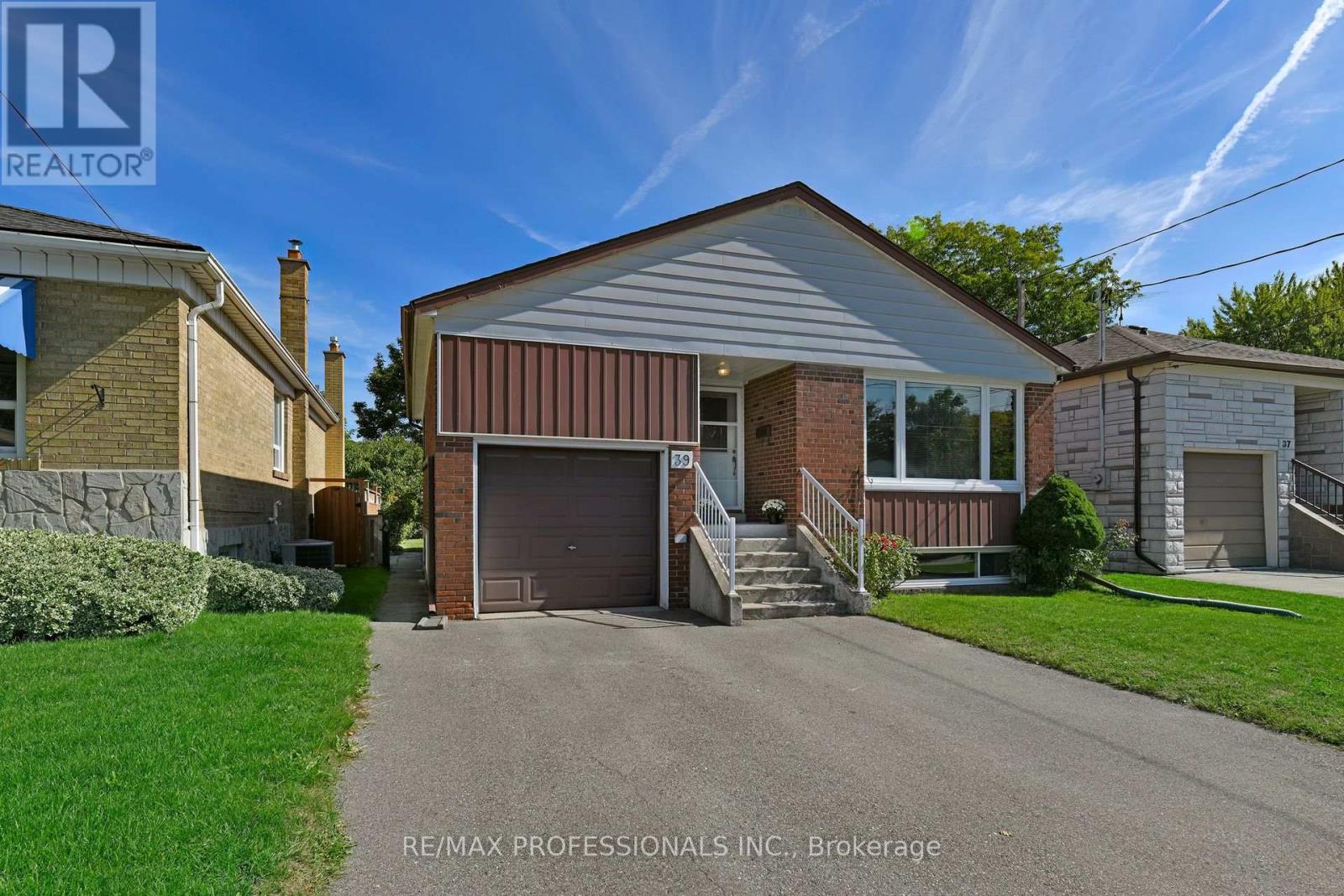39 MONTVALE DRIVE, Toronto, Ontario