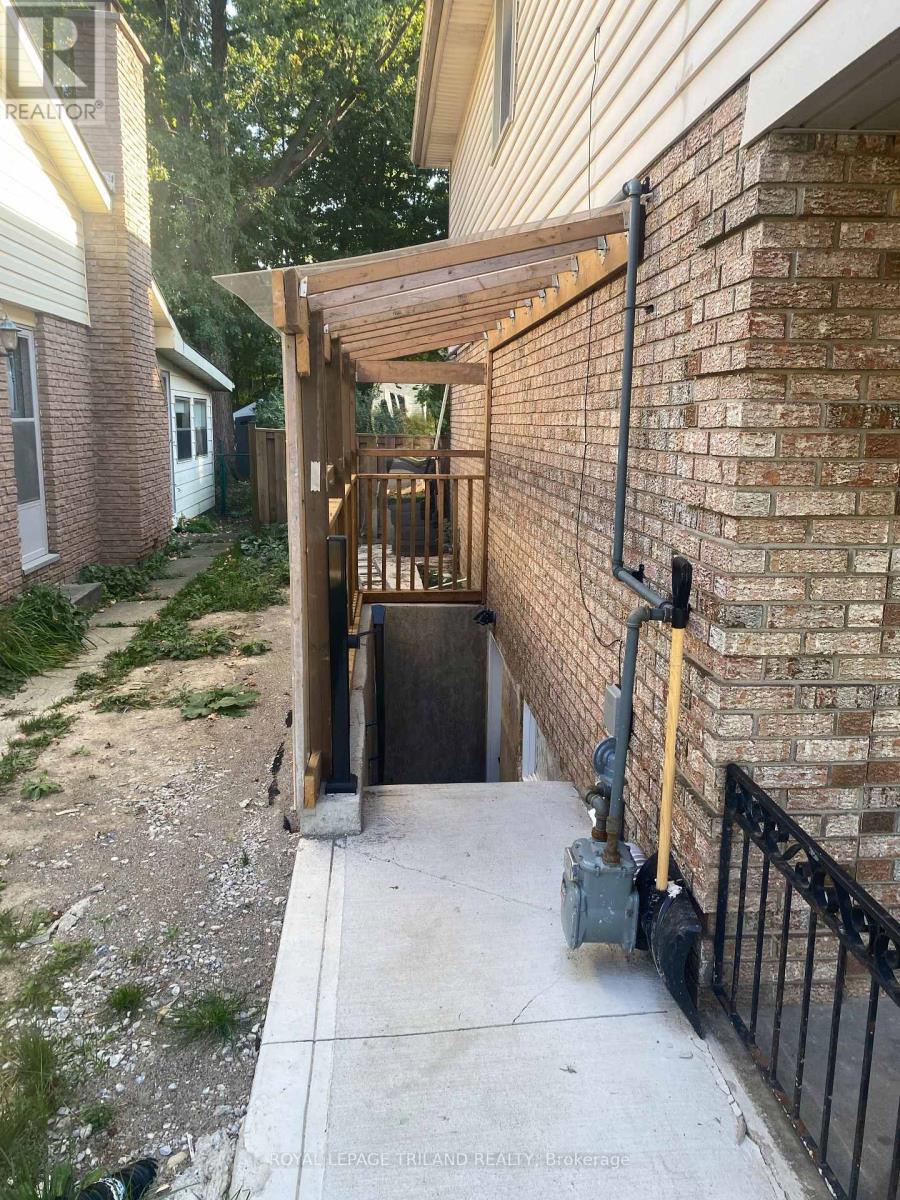 867 Viscount Road S, London South, Ontario  N6J 2C7 - Photo 2 - X12445849