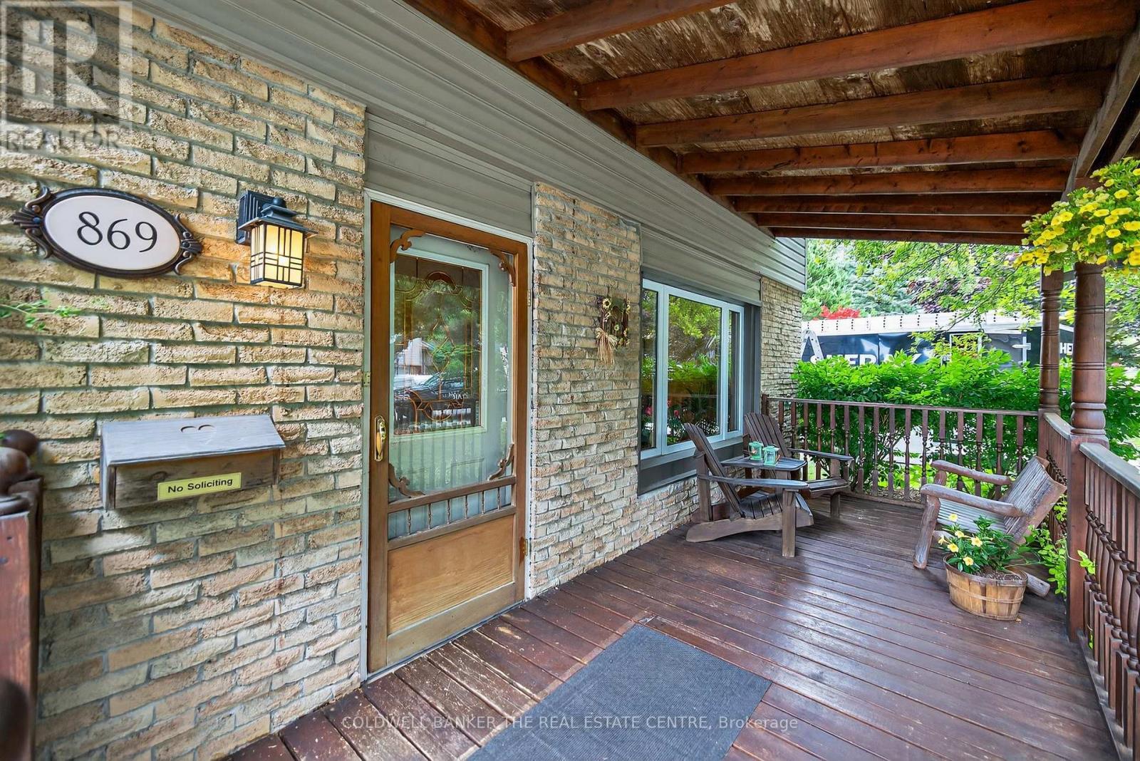 869 Magnolia Avenue, Newmarket, Ontario  L3Y 5H5 - Photo 2 - N12354205