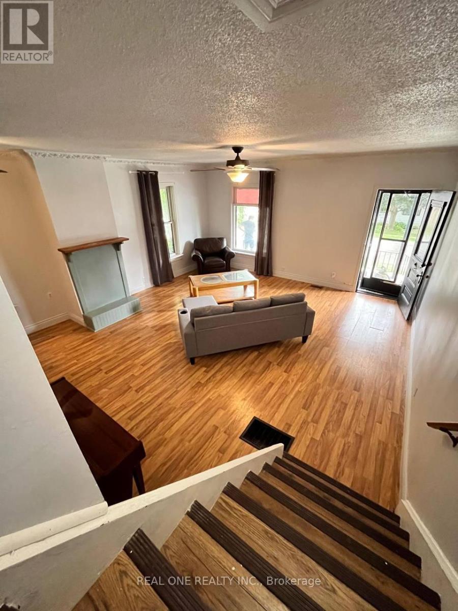 216 John Street N, Orillia, Ontario  L3V 3H7 - Photo 9 - S12447706