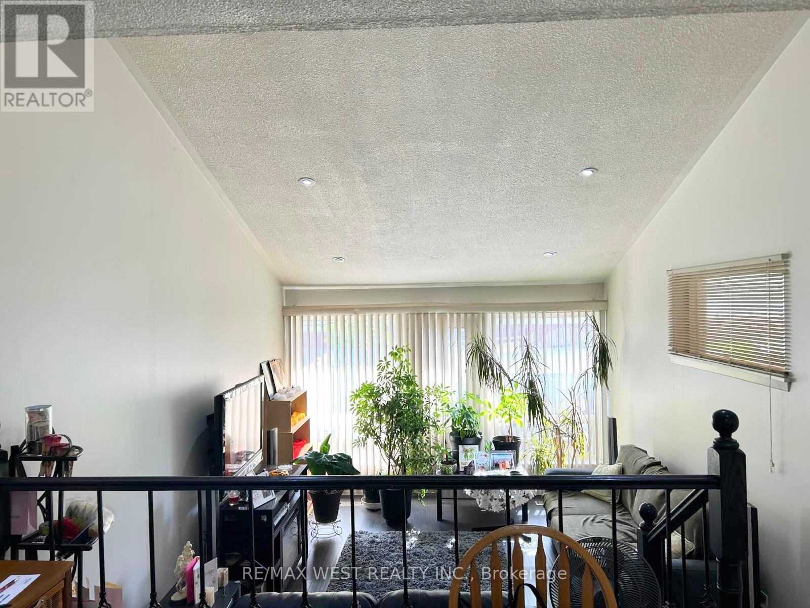 234 - 260 John Garland Boulevard, Toronto, Ontario  M9V 1N8 - Photo 6 - W12398525