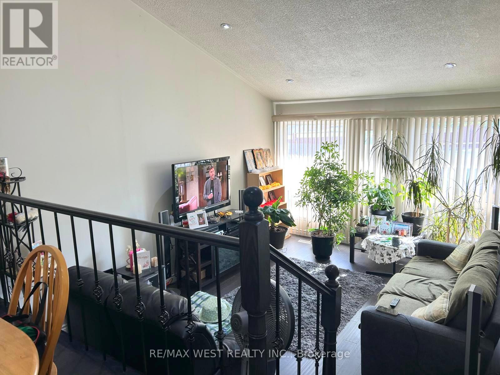 234 - 260 John Garland Boulevard, Toronto, Ontario  M9V 1N8 - Photo 5 - W12398525
