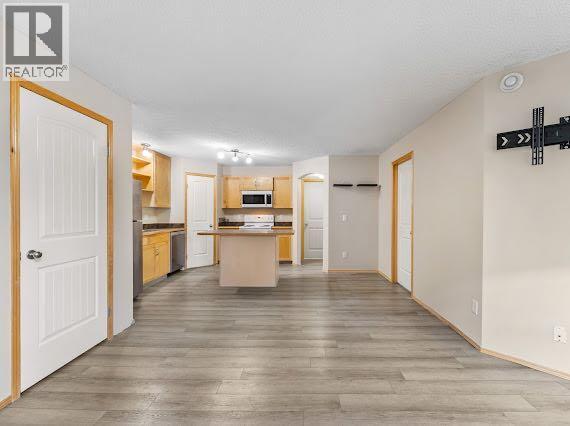 106, 8 Everridge Square Sw, Calgary, Alberta  T2Y 5J7 - Photo 6 - A2249649