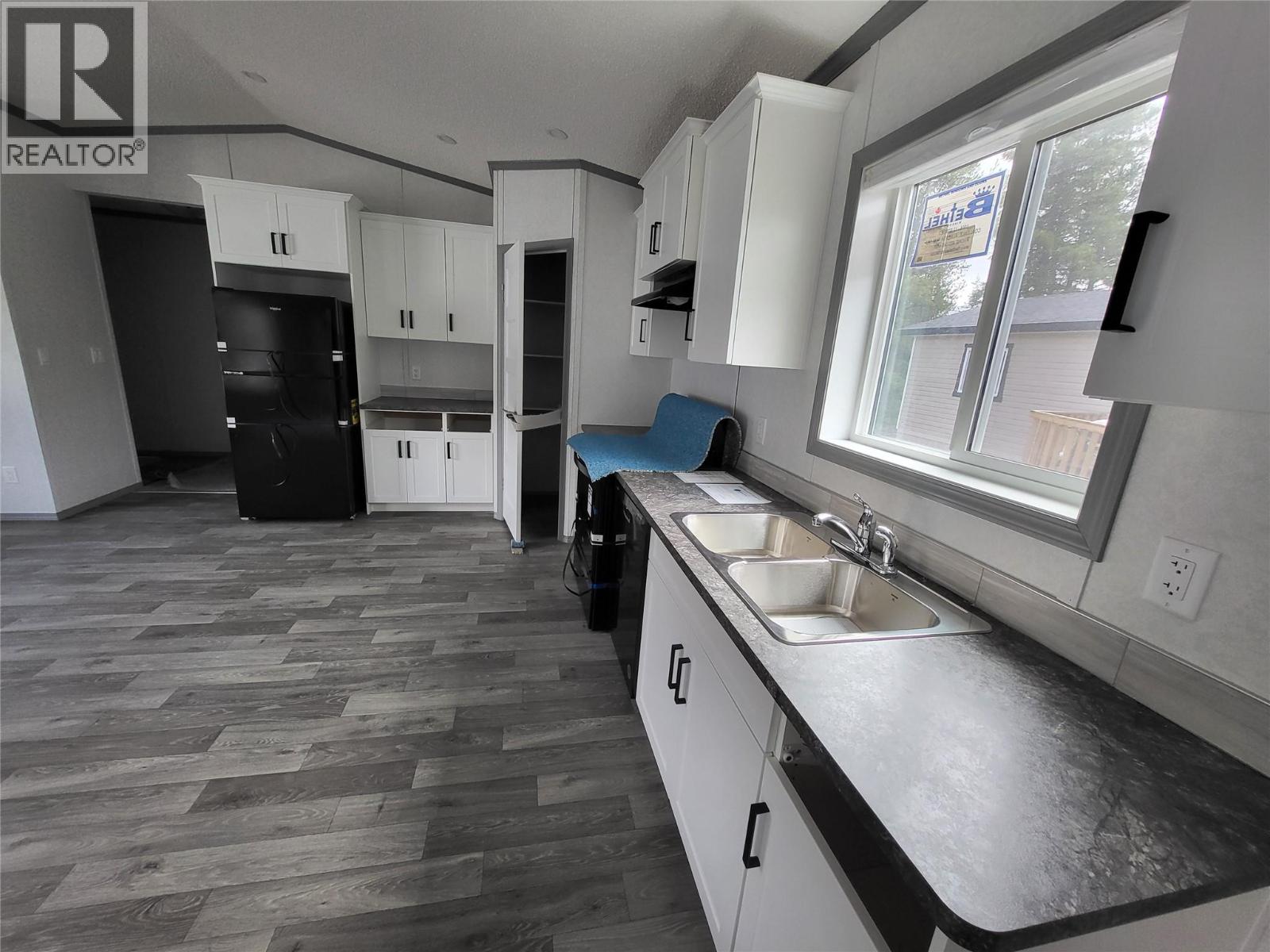 19 Wilderness Heights Drive, Elkford, British Columbia  V0B 1H0 - Photo 3 - 10345092