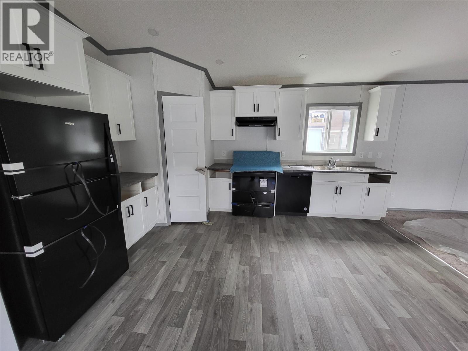 19 Wilderness Heights Drive, Elkford, British Columbia  V0B 1H0 - Photo 2 - 10345092