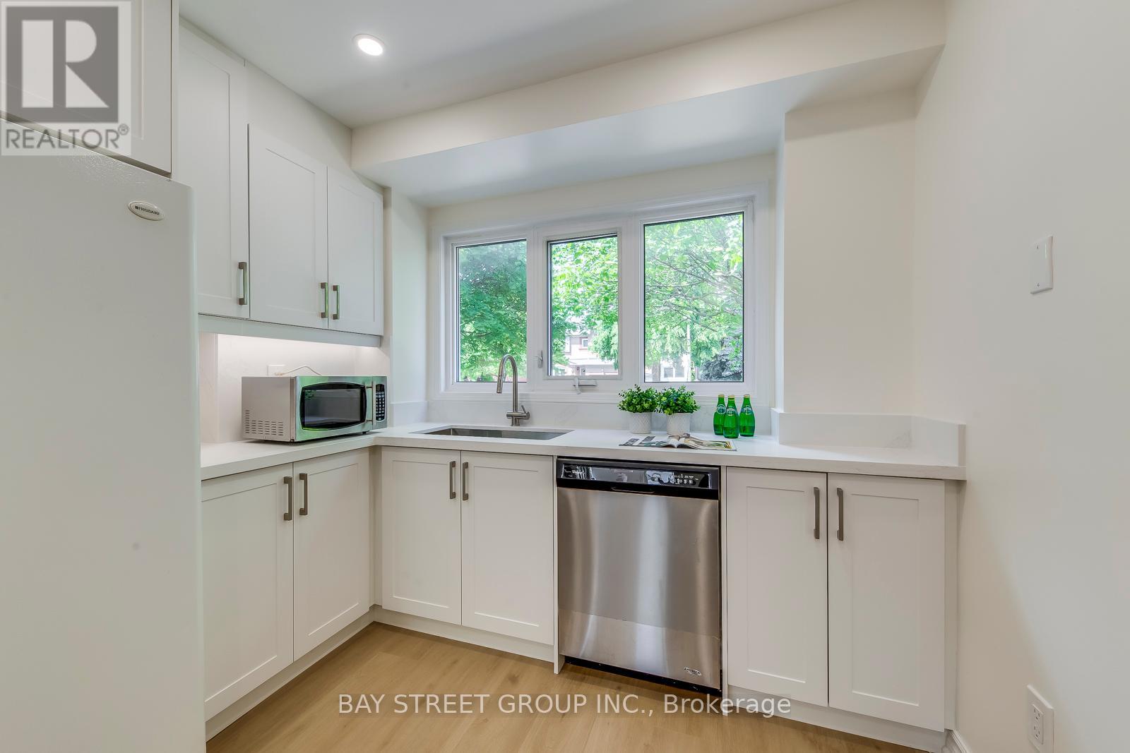 1106 Beechnut Road, Oakville (Cv Clearview), Ontario  L6J 7P1 - Photo 6 - W12447637