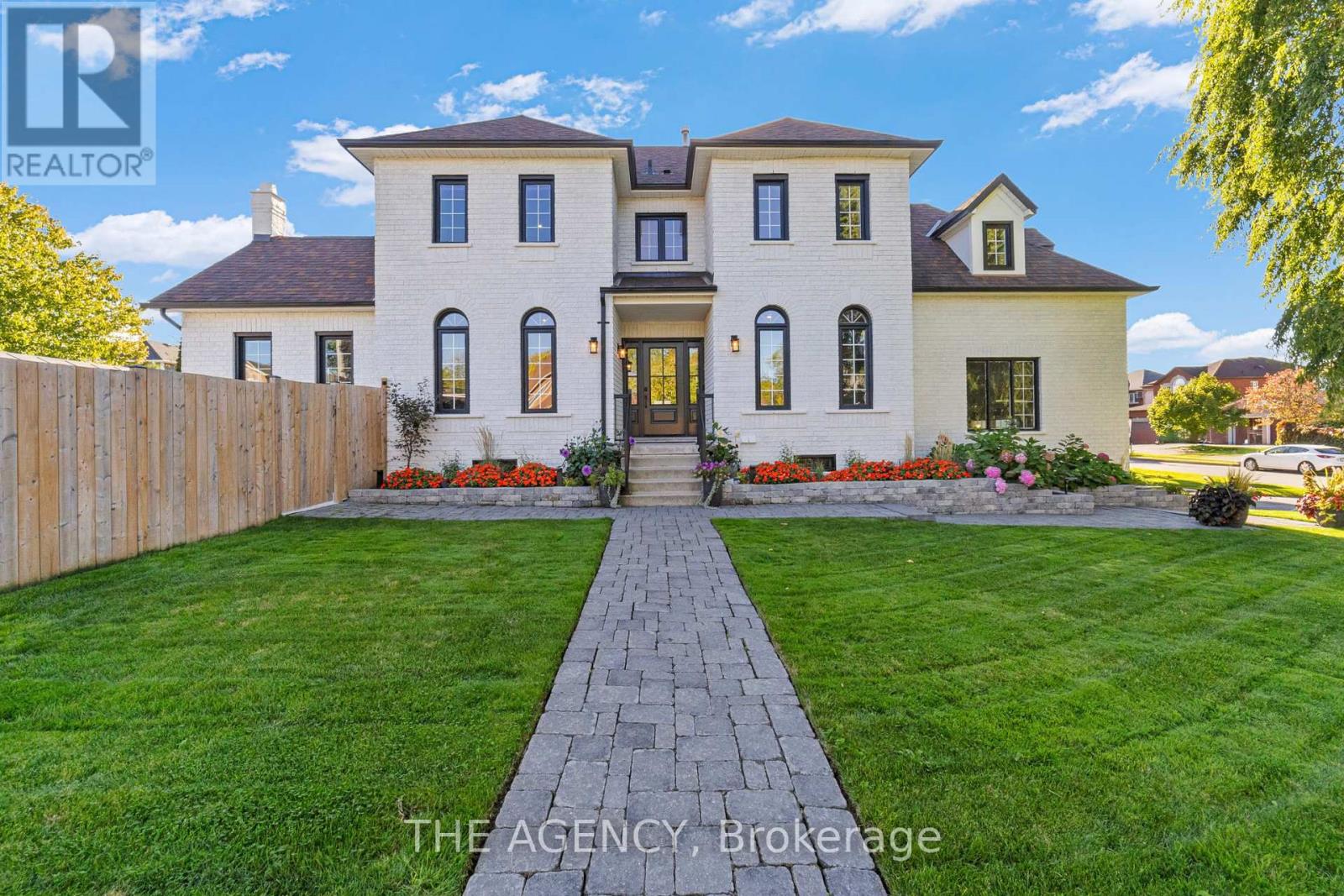 28 Fenwick Place, Hamilton (Waterdown), Ontario  L8B 0P5 - Photo 2 - X12447619