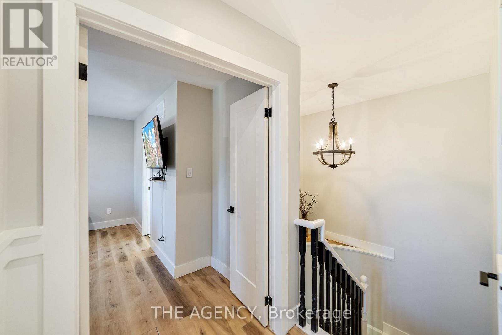 28 Fenwick Place, Hamilton (Waterdown), Ontario  L8B 0P5 - Photo 21 - X12447619