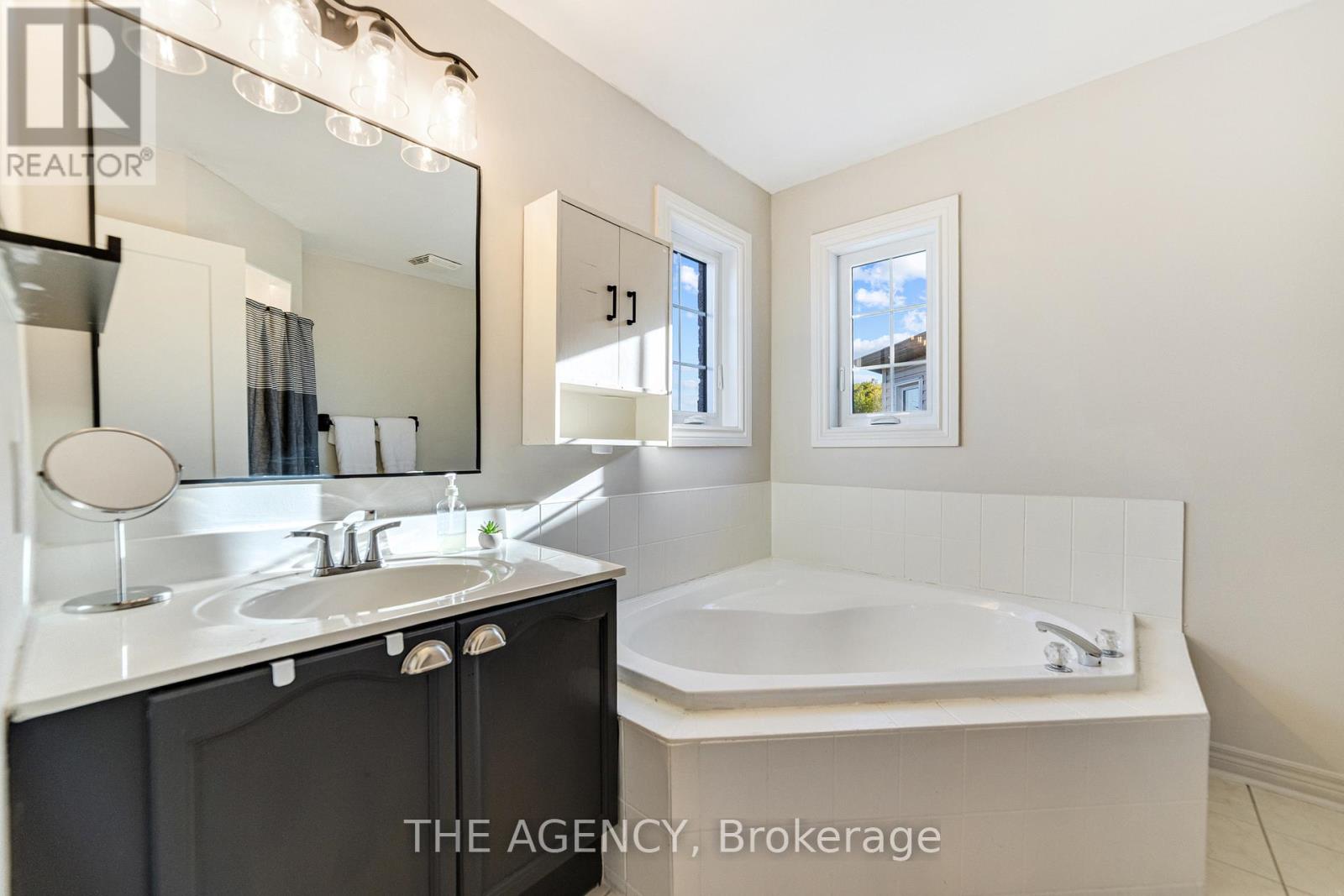28 Fenwick Place, Hamilton (Waterdown), Ontario  L8B 0P5 - Photo 24 - X12447619