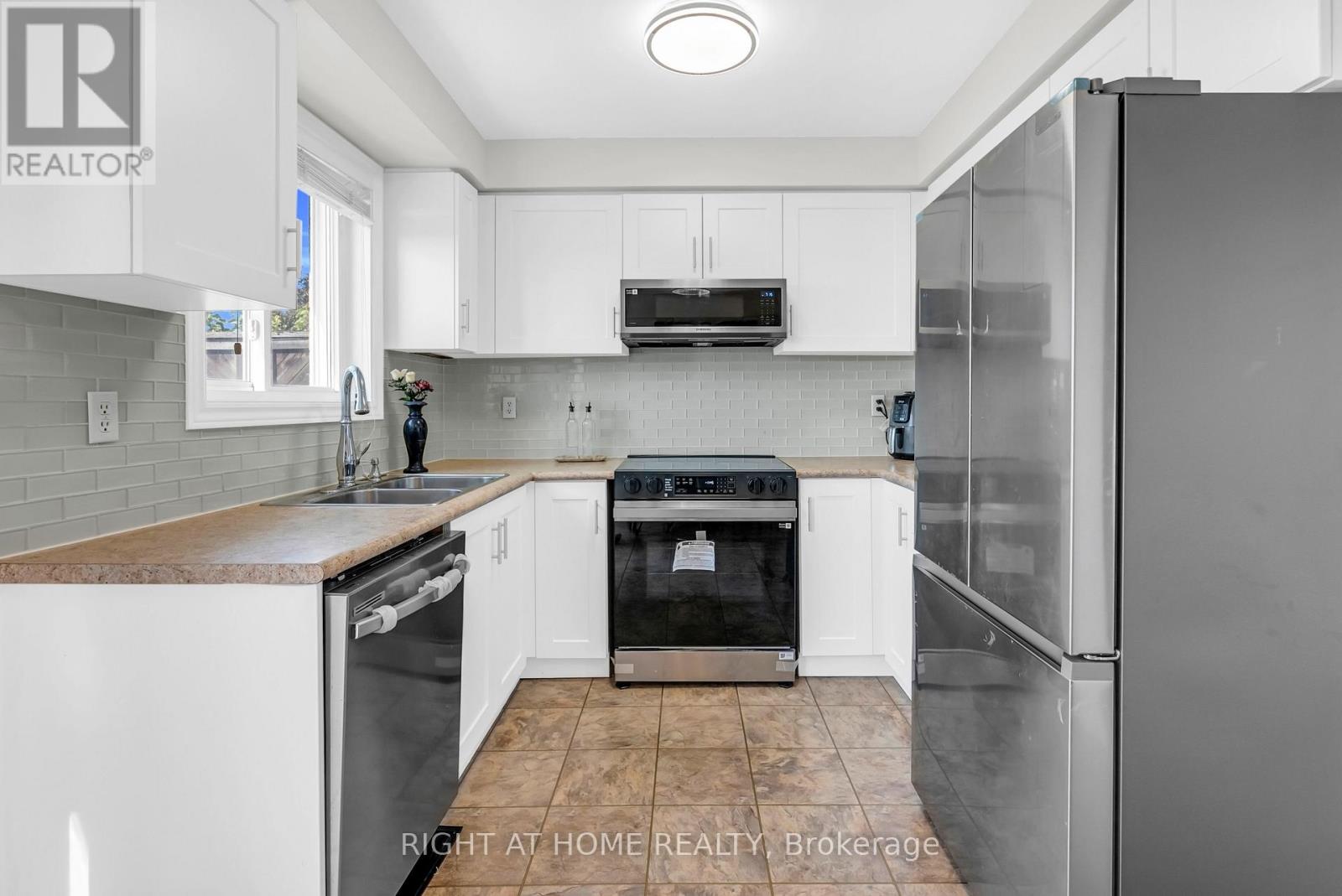 20 Slater Court, Hamilton (Waterdown), Ontario  L0R 2H5 - Photo 12 - X12447665