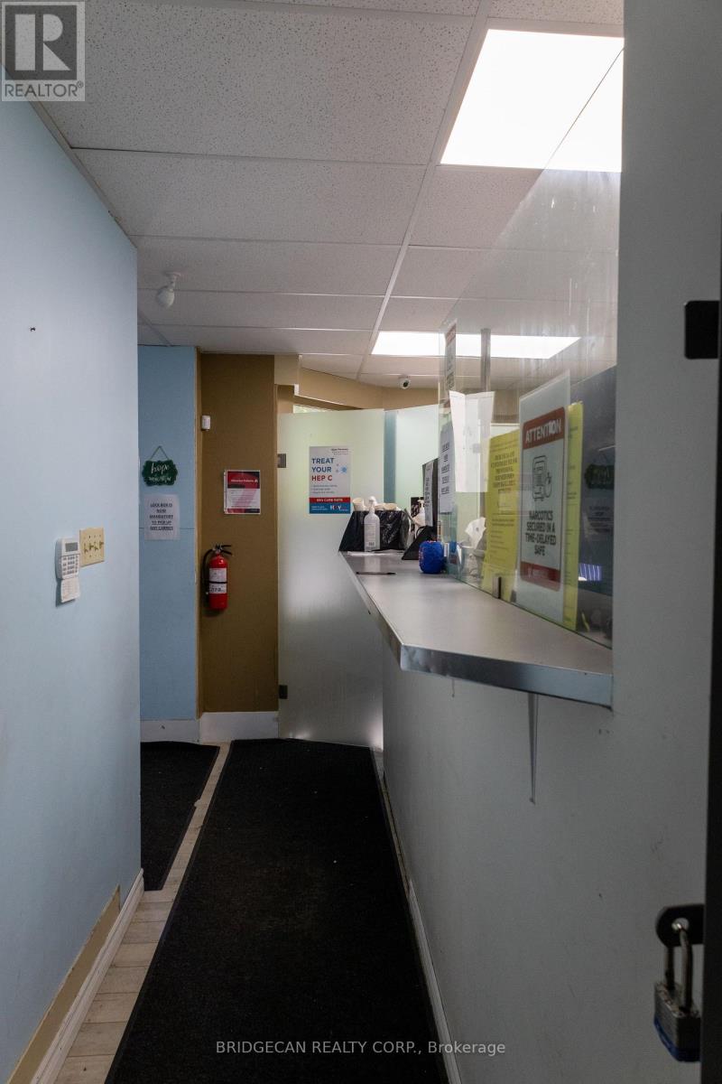 7 Welland Avenue, St. Catharines (Downtown), Ontario  L2R 2L8 - Photo 4 - X12447676