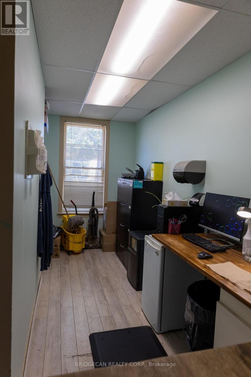 7 Welland Avenue, St. Catharines (Downtown), Ontario  L2R 2L8 - Photo 8 - X12447676