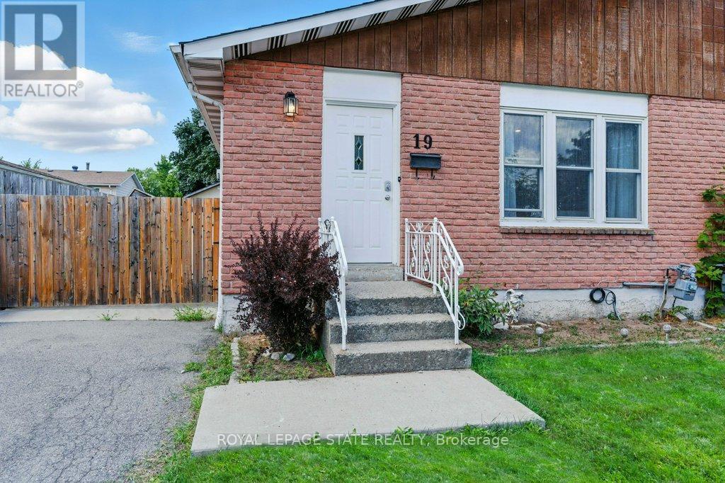 19 Lampman Crescent, Thorold (Confederation Heights), Ontario  L2V 4K6 - Photo 2 - X12447679