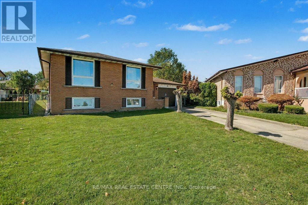 40 Tara Court, Hamilton (Gershome), Ontario  L8K 6E6 - Photo 3 - X12447698