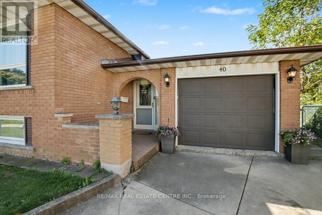 40 Tara Court, Hamilton (Gershome), Ontario  L8K 6E6 - Photo 4 - X12447698
