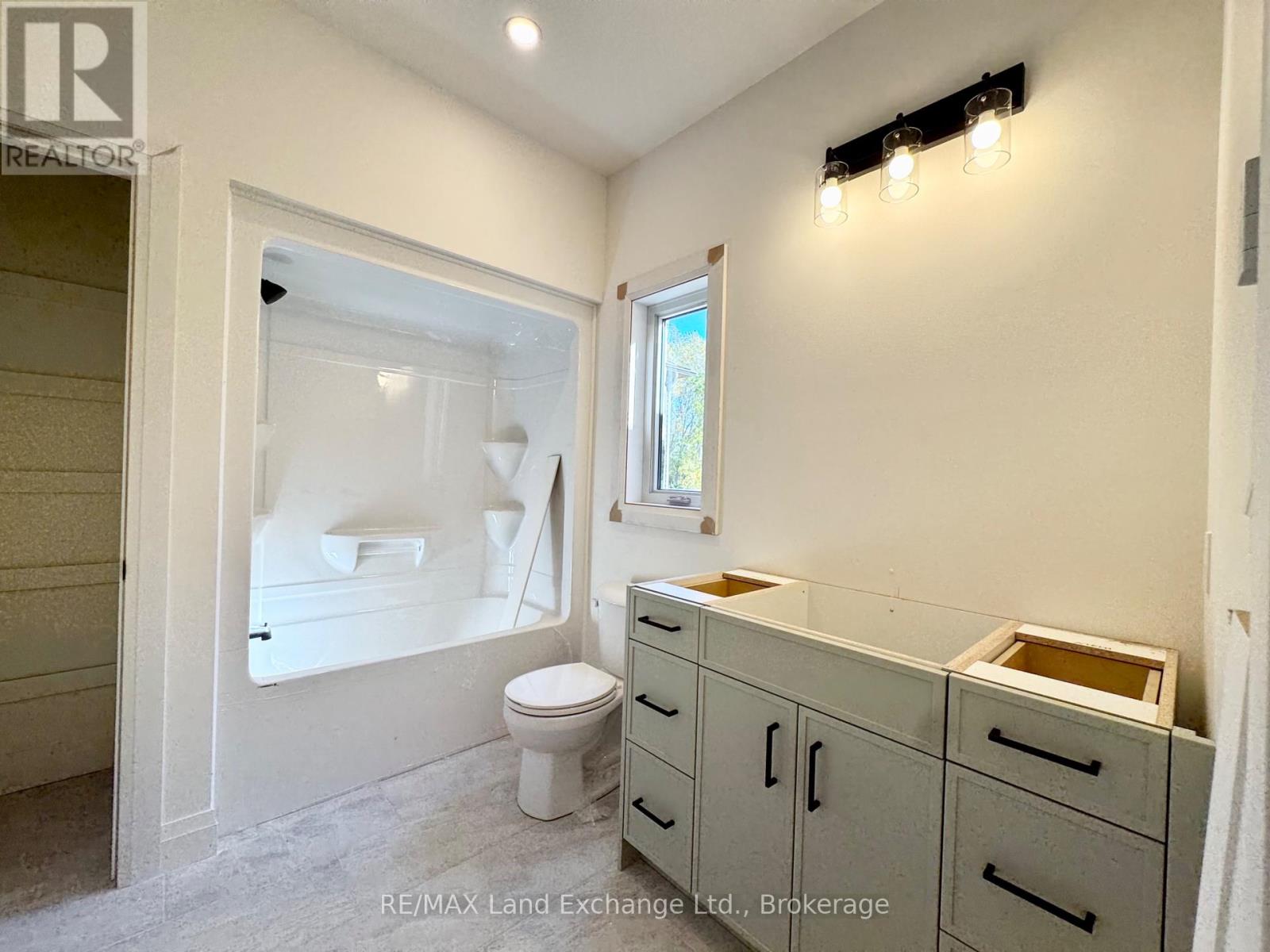 379 Ridge Street, Saugeen Shores, Ontario  N0H 2C3 - Photo 10 - X12447807