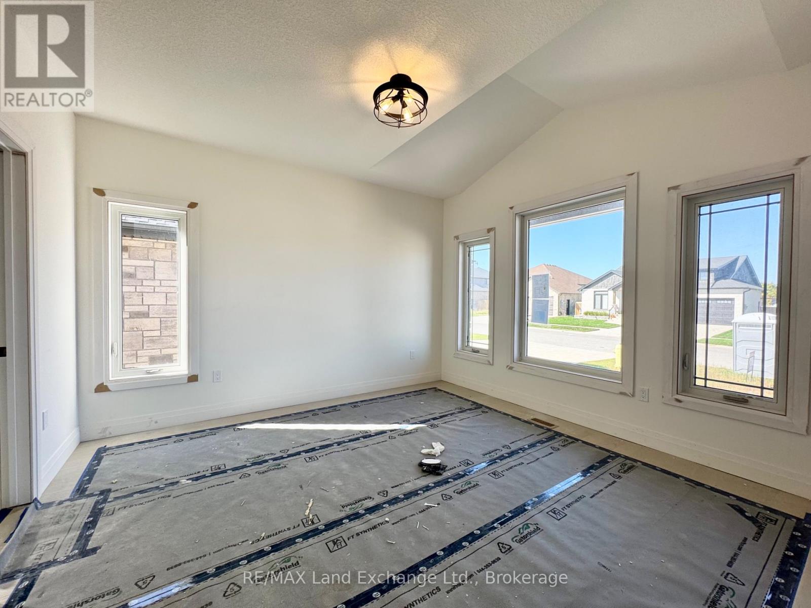 379 Ridge Street, Saugeen Shores, Ontario  N0H 2C3 - Photo 7 - X12447807