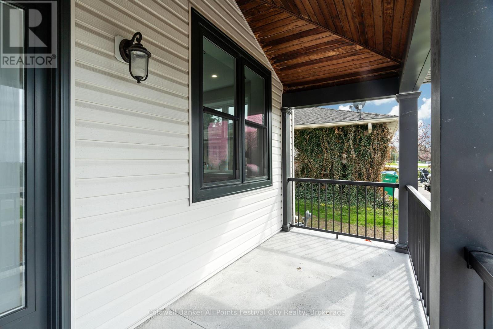 82 Gloucester Terrace, Goderich, Ontario  N7A 1W8 - Photo 5 - X12447857