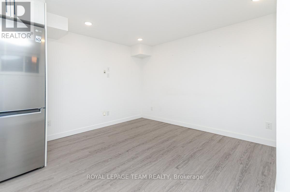 B - 123 Carruthers Avenue, Ottawa, Ontario  K1Y 1N4 - Photo 6 - X12447799