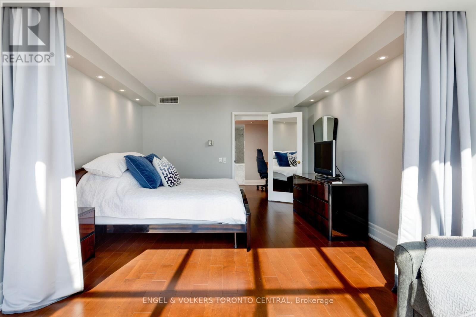 803e - 460 Queens Quay Way W, Toronto, Ontario  M5V 2Y5 - Photo 19 - C12447719