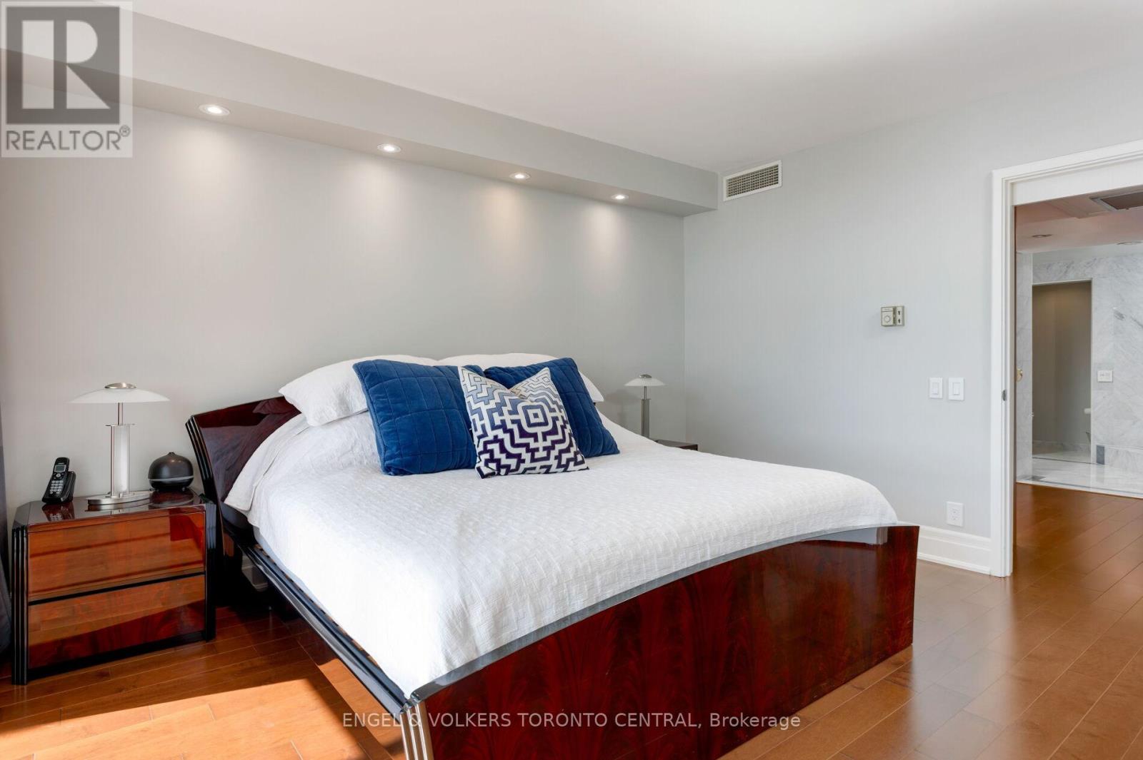 803e - 460 Queens Quay Way W, Toronto, Ontario  M5V 2Y5 - Photo 20 - C12447719