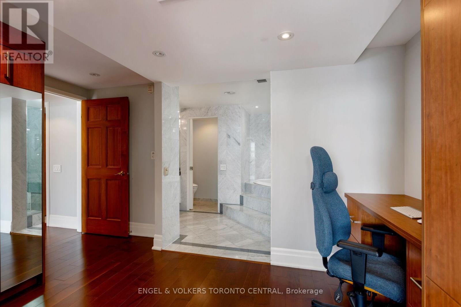 803e - 460 Queens Quay Way W, Toronto, Ontario  M5V 2Y5 - Photo 21 - C12447719