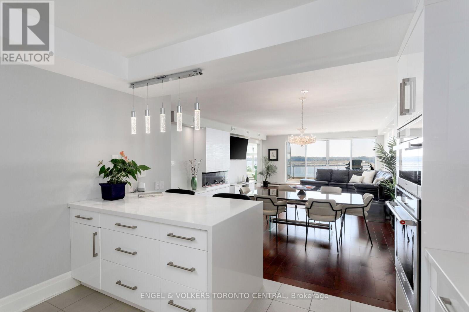 803e - 460 Queens Quay Way W, Toronto, Ontario  M5V 2Y5 - Photo 8 - C12447719