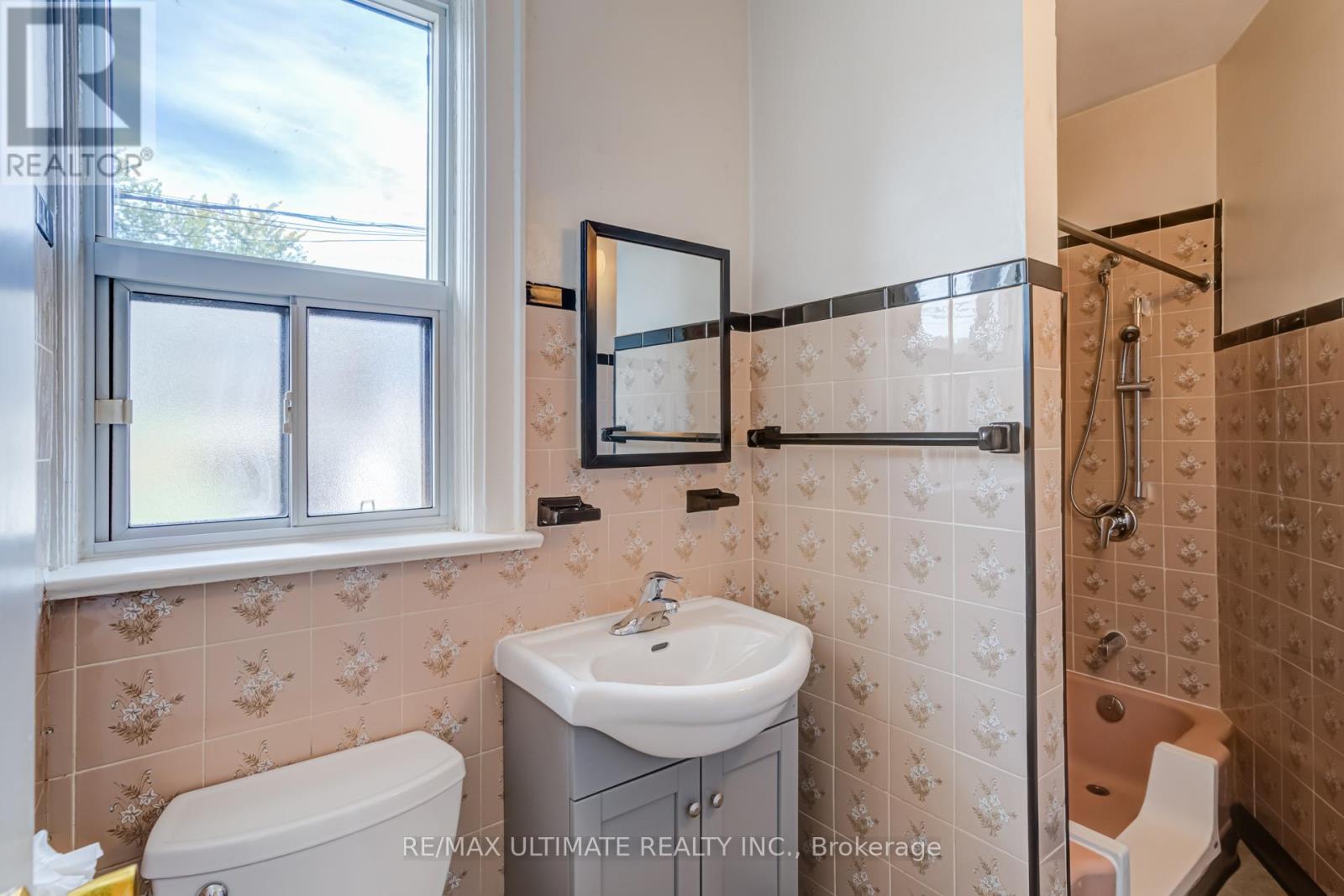75 Amherst Avenue, Toronto (Oakwood Village), Ontario  M6E 1Z5 - Photo 15 - C12447739