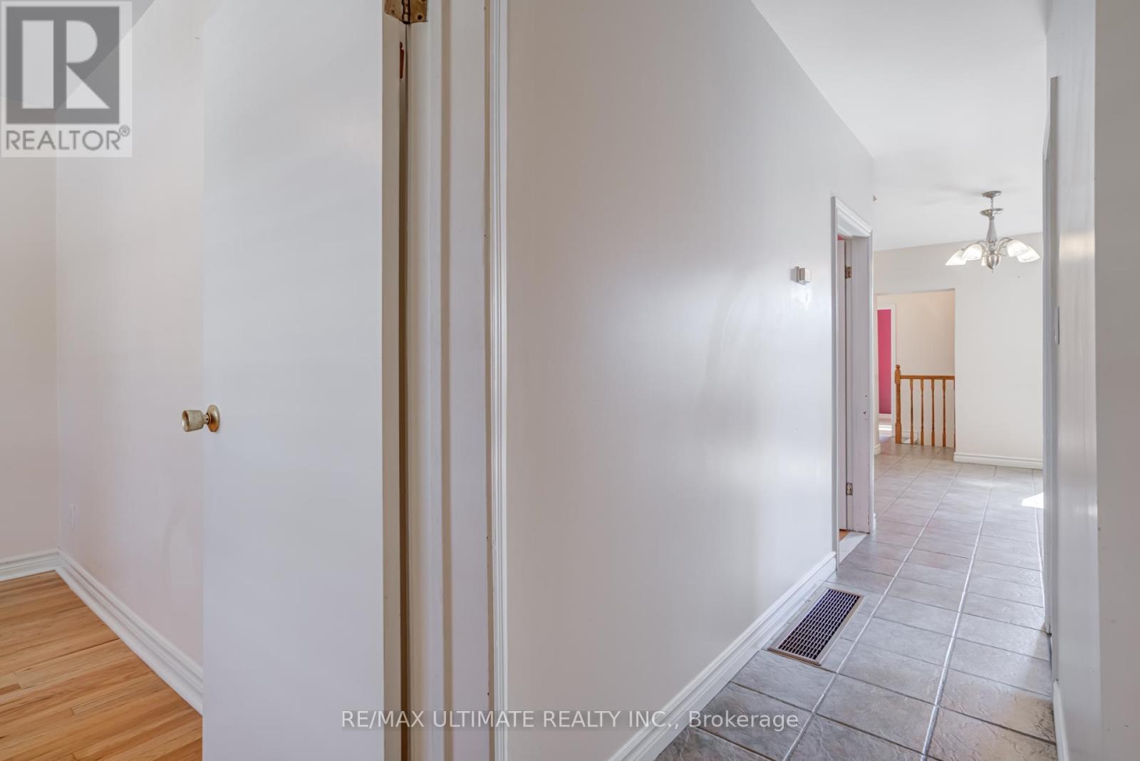 75 Amherst Avenue, Toronto (Oakwood Village), Ontario  M6E 1Z5 - Photo 4 - C12447739